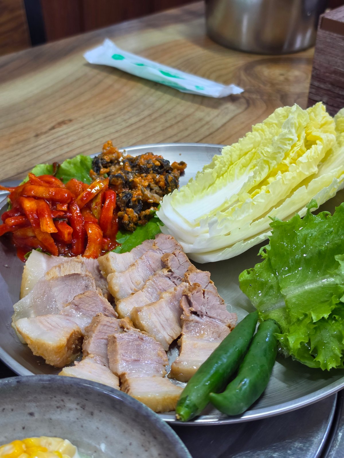 안양 명학골 오마카세 한상의 보쌈, 도톰한 수육과 알배추·상추·무채가 한 접시에 담겼다