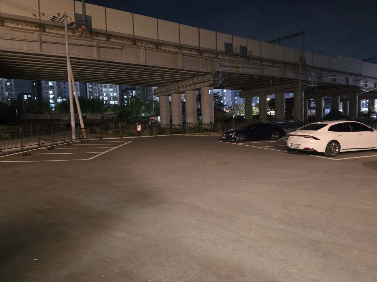 삼동소바 화성향남점 앞 넓은 주차장 전경