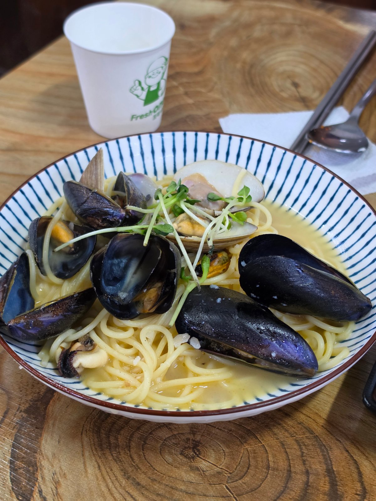 안양 명학골 오마카세 한상의 조개술찜, 홍합과 조개 아래 면이 깔려 있다